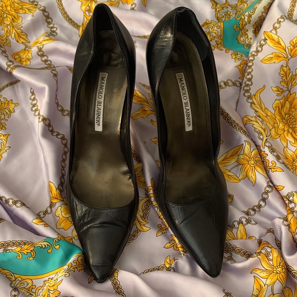 Manolo Blahnik Classic Pump - Picture 2 of 11
